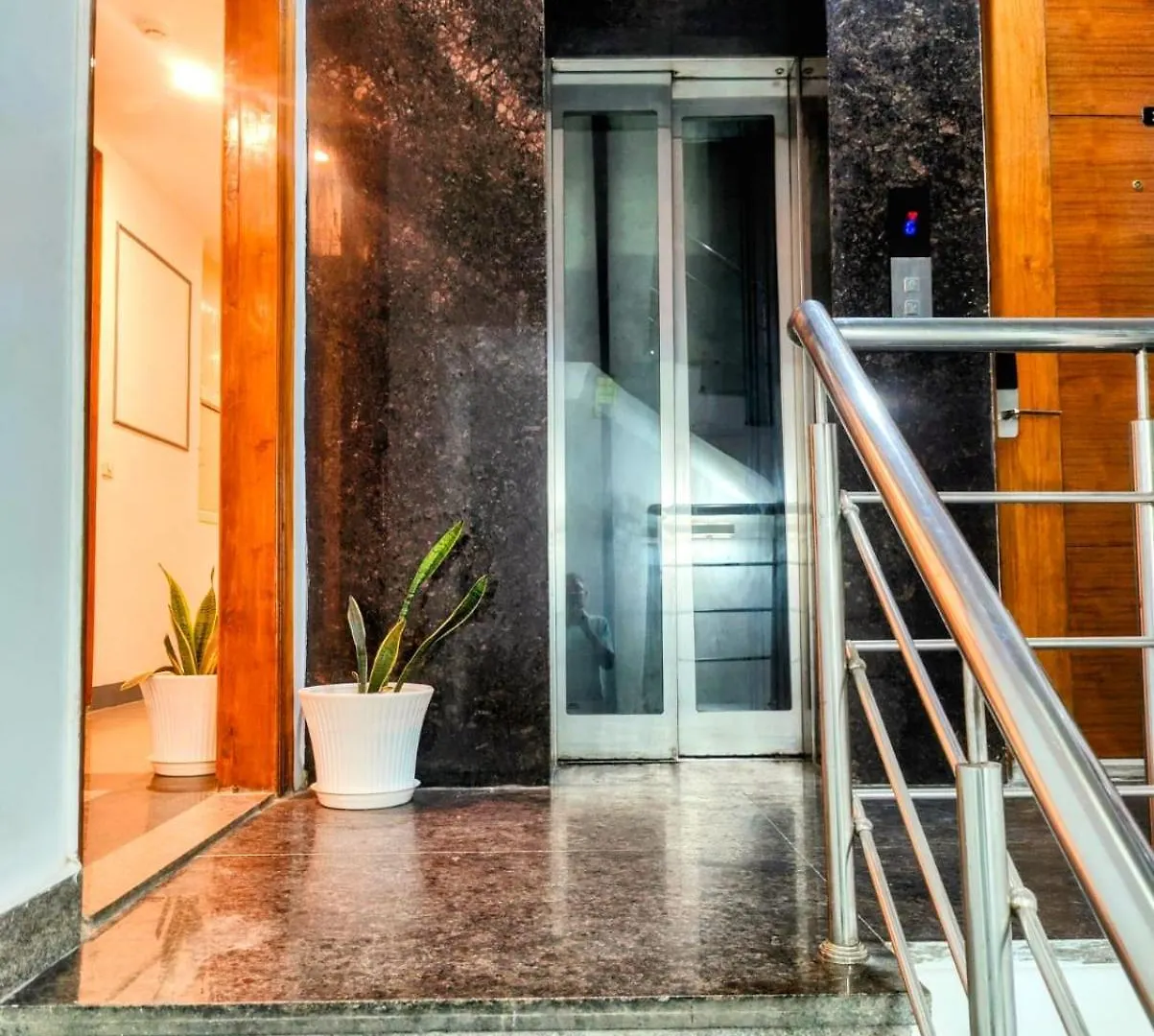 Hotel Mavens House Artemis Hospital Road 구르가온 3*,